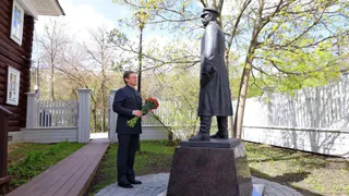Губернатор Вологодской области возложил цветы к памятнику Сталину в День Победы