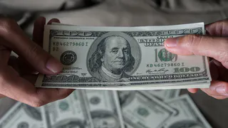 Почему банки в России отказываются брать наличные доллары от граждан?