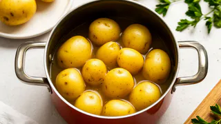 Не выливайте воду после варки картофеля: это ценная жидкость, которая у хозяек должна быть на вес золота
