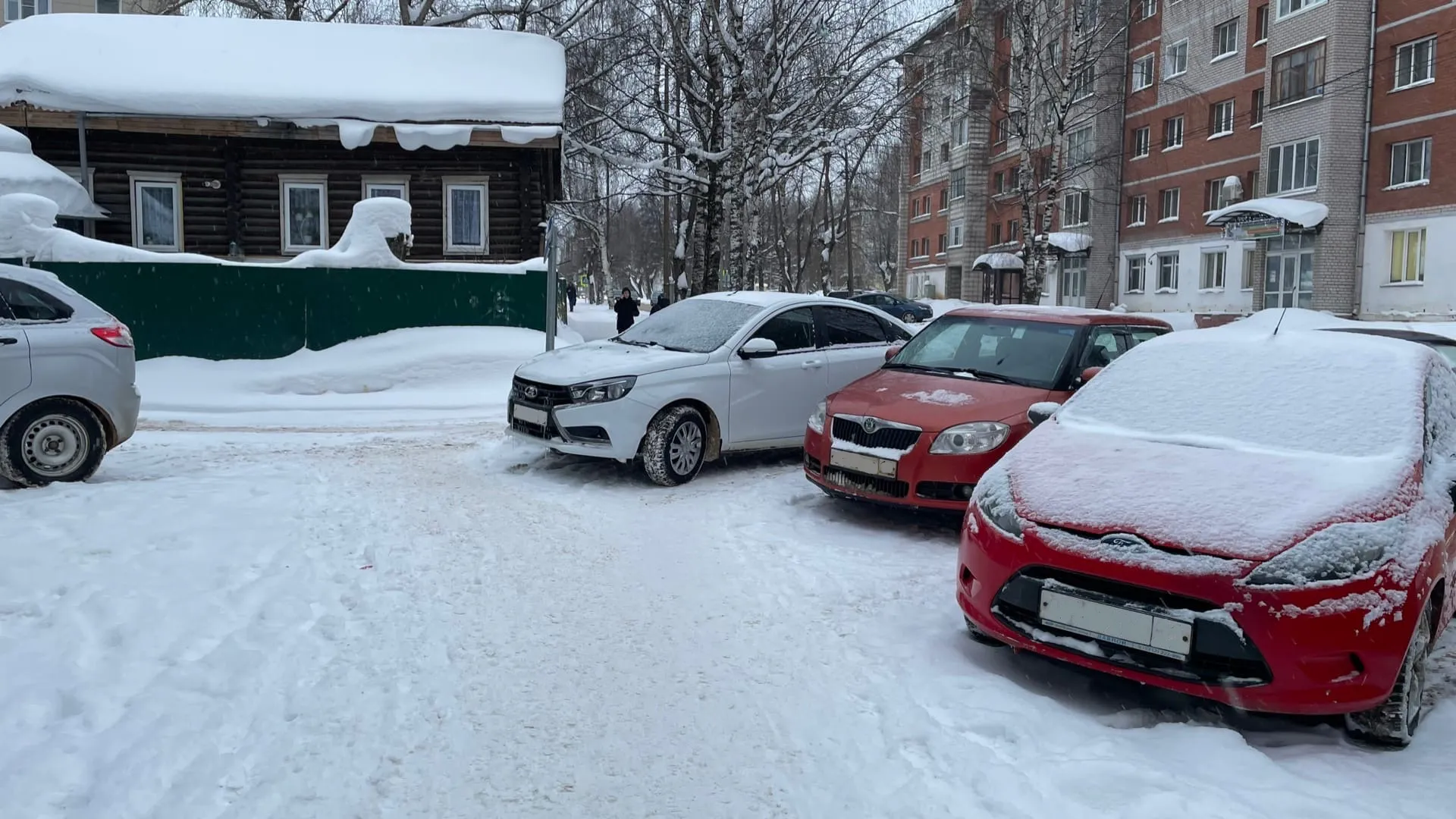 Водители не выворачивают колеса при парковке - а зря: для чего это делать и как вывернутые колеса помогут спасти машину