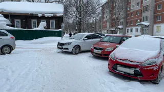 Водители не выворачивают колеса при парковке - а зря: для чего это делать и как вывернутые колеса помогут спасти машину