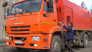 Улицы Вологды убирает тяжелая спецтехника, которой управляет хрупкая девушка