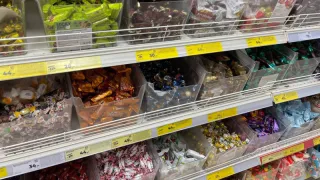 Яд в красивом фантике: в Роскачестве назвали конфеты, которые нельзя давать детям ни в коем случае