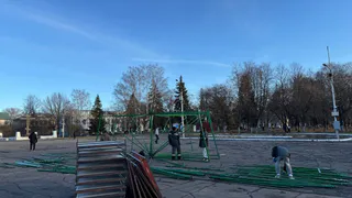 Вологда готовится к Новому году: на площади Революции начался монтаж главной ёлки