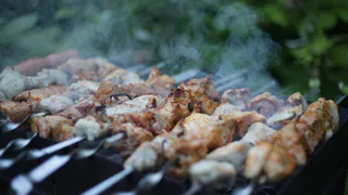 Не шашлык, а подошва: вот что нужно добавить в маринад, чтобы мясо было сочным и таяло во рту