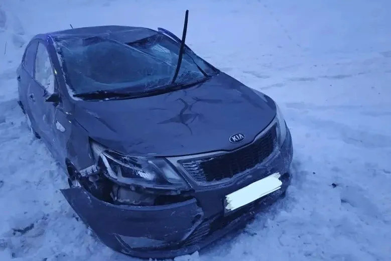 В Вологодской области автомобиль слетел с дороги и перевернулся