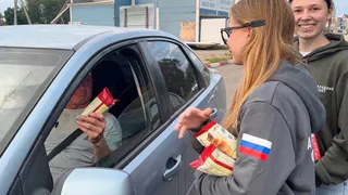 Вологодские волонтеры раздали воду водителям в очереди на АЗС