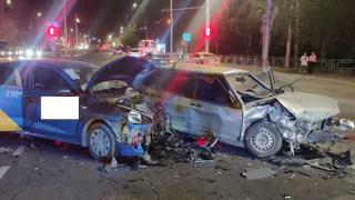 Четыре человека пострадали в жестком ДТП с такси в центре Вологды
