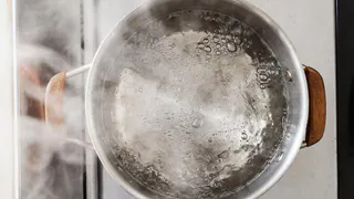 Можно ли кипятить сырую воду из крана — запомните навсегда