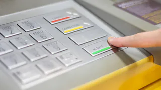 Снимать и класть деньги на карту без внимания налоговой больше не получится: вот от какой суммы начнется контроль