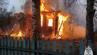 В Вологодской области из-за неисправной электропроводки сгорела дача и повреждены соседние постройки