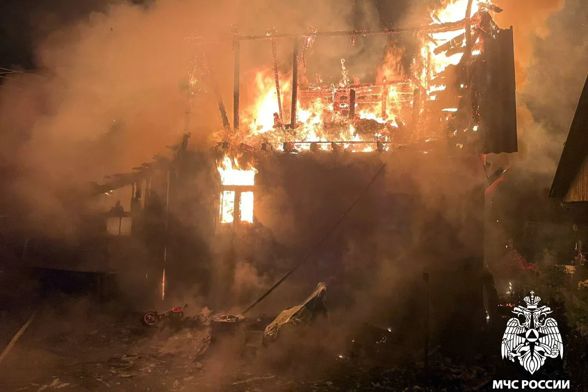 Под Вологдой пара чудом спаслась из горящего дачного дома