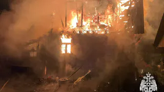 Под Вологдой пара чудом спаслась из горящего дачного дома