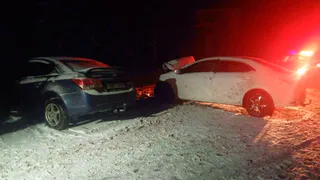 На трассе под Вологдой иномарки столкнулись лоб в лоб