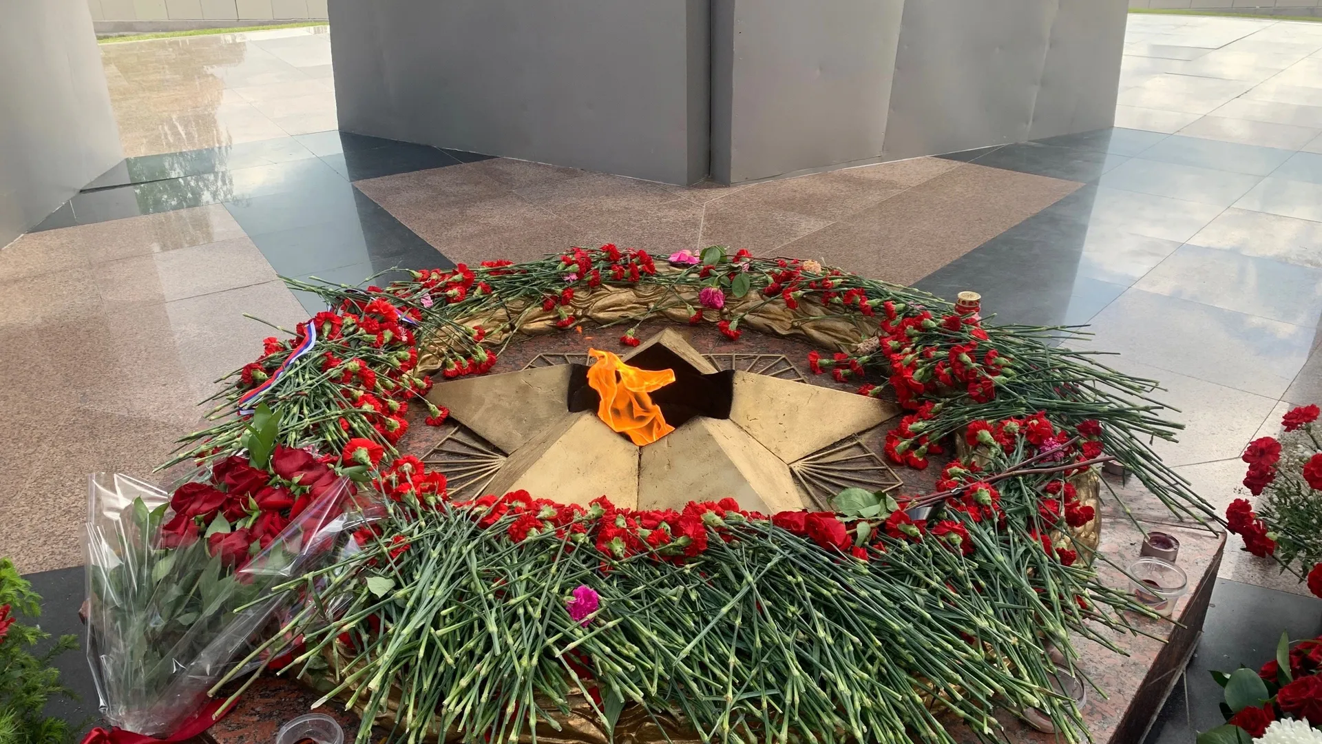 Жители Вологодской области могут зажечь виртуальную "Свечу памяти"
