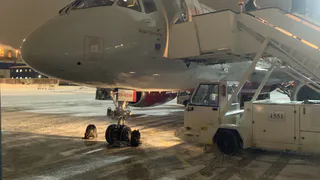 У вологодского пассажирского самолета лопнуло колесо при посадке