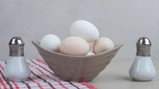 Почему яйца после варки нельзя класть в холодную воду: ошибка, которую совершает почти каждый