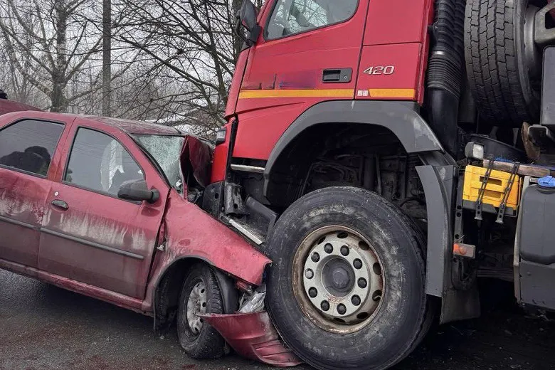 В Вологодской области погиб пассажир въехавшей под грузовик легковушки