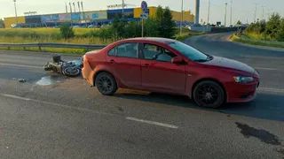 Мотоциклист не справился с управлением и врезался в легковушку в Вологде