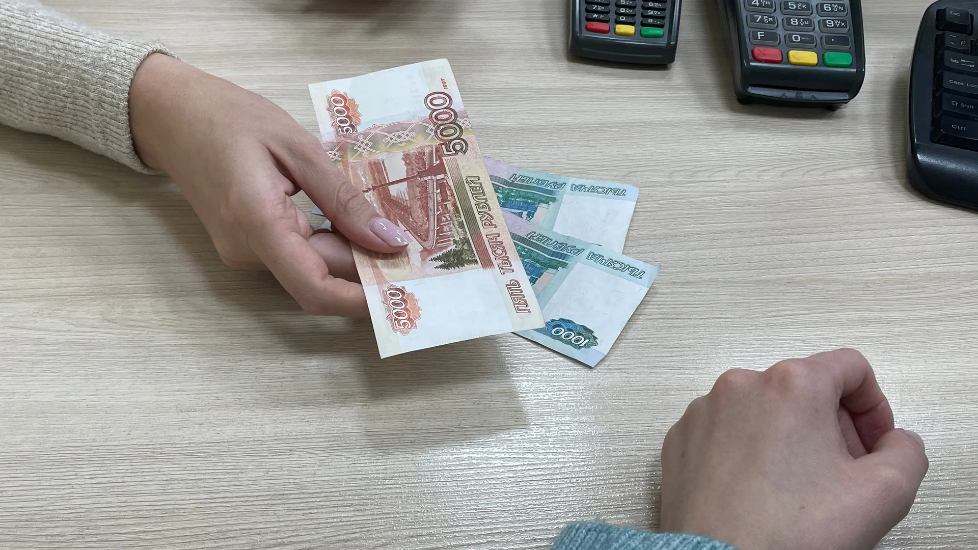 Для всех, кто хранит в доме купюры 5 000 рублей - важное изменение коснется всех россиян с 13 марта
