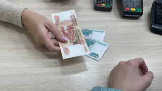 Для всех, кто держит дома купюры 5 000 рублей — важное изменение коснется всех россиян