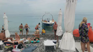 На пляжах Анапы введен абсолютный запрет на купание в Черном море: отдых безнадежно испорчен