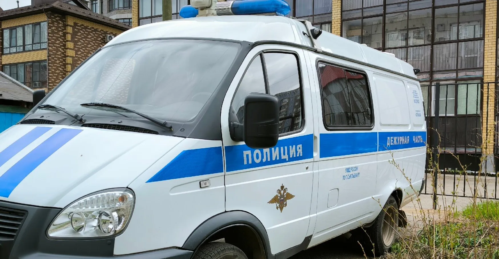 В Вологодской области автомобиль влетел в людей на островке безопасности
