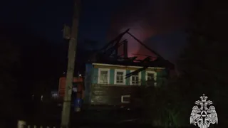 В Вологодской области огонь уничтожил дом пенсионера: семь пожарных боролись с пламенем