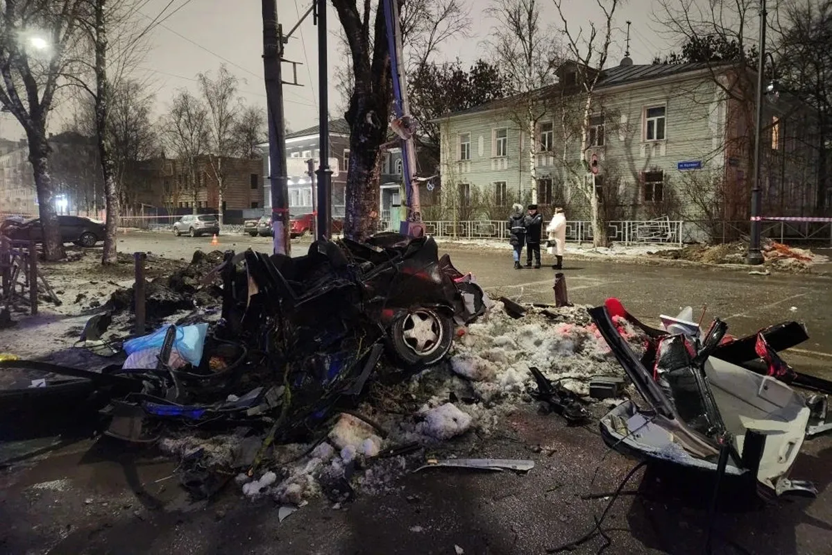 Два человека погибли в ночном ДТП на перекрестке в центре Вологды