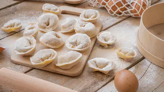 Не лаврушка и не петрушка: что добавить в бульон для пельменей — вкус как в 5-звёздочном ресторане