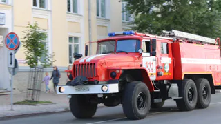 15 человек самостоятельно покинули горящий склад в Вологодской области