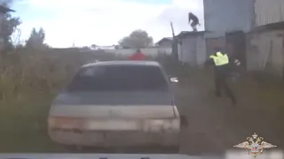 Вологжанин помог полиции поймать пьяного водителя, бросив ему под ноги полено