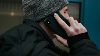 3 фразы, чтобы аферисты перестали "разводить" на деньги раз и навсегда. Советы друга из ФСБ
