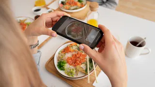 Эта привычка за столом указывает на низкий интеллект