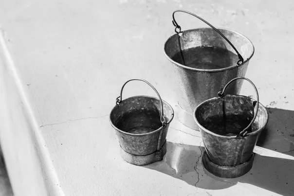 Ставлю ведро в левый угол погреба: сырость сама исчезает – чистый воздух на всю осень и зиму