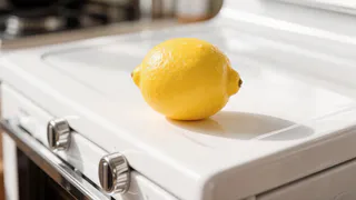 Микроволновка сияет реально как новая? Легко! Этот трюк с лимоном заменяет мощную бытовую химию.