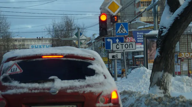 Верховный суд вынес окончательное решение: разрешается ли повернуть направо, если стрелка не светится, но горит основная секция?