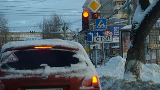 Верховный суд вынес окончательное решение: разрешается ли повернуть направо, если стрелка не светится, но горит основная секция?