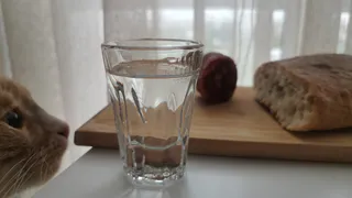 Таксист из Вологодской области продал покупателю бутылку водки с доставкой на дом
