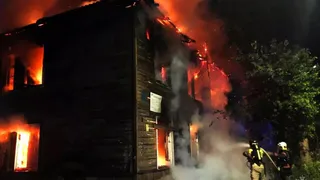 В Вологде на улице Рабочей сгорел двухэтажный дом