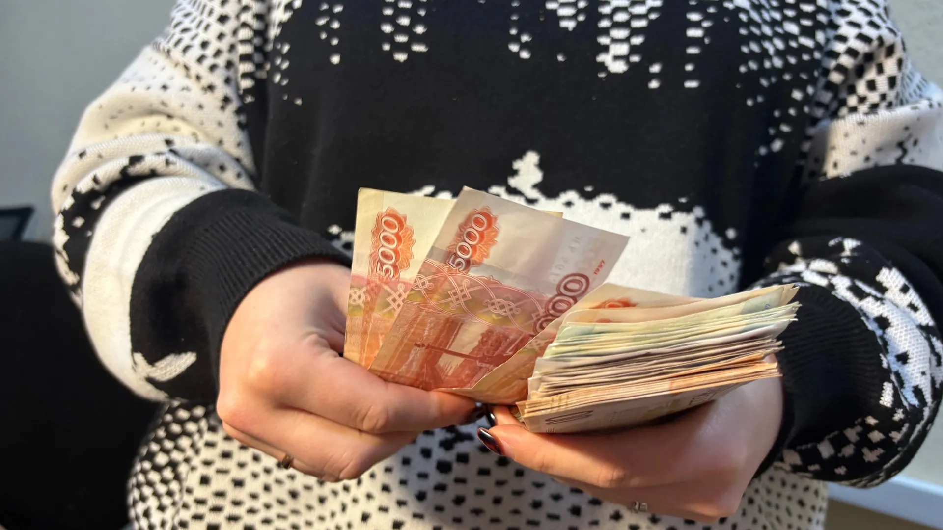 Средняя зарплата в Вологодской области достигла 77 тысяч рублей, но реальные доходы падают