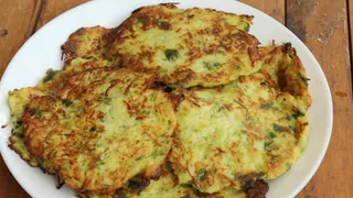 Кабачковые оладьи с секретом: для хруста и нежного вкуса кладу в них 1 ингредиент — никакой клейкости не будет