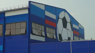 Вологда готовится к открытию современного футбольного манежа с гигантским мячом на фасаде