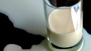 Как выбрать натуральное молоко и избежать подделки в магазине