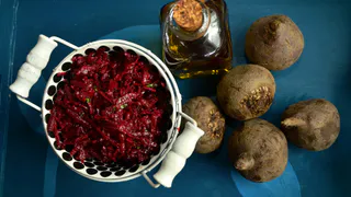 Варить свеклу часами не нужно — хватит всего 15 минут: станет вкуснее и сочнее всего благодаря одной уловке