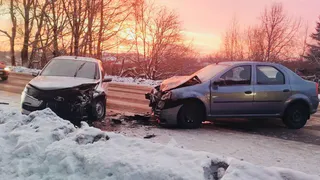 Женщина на иномарке выехала на встречную полосу и пострадала в Вологодской области 