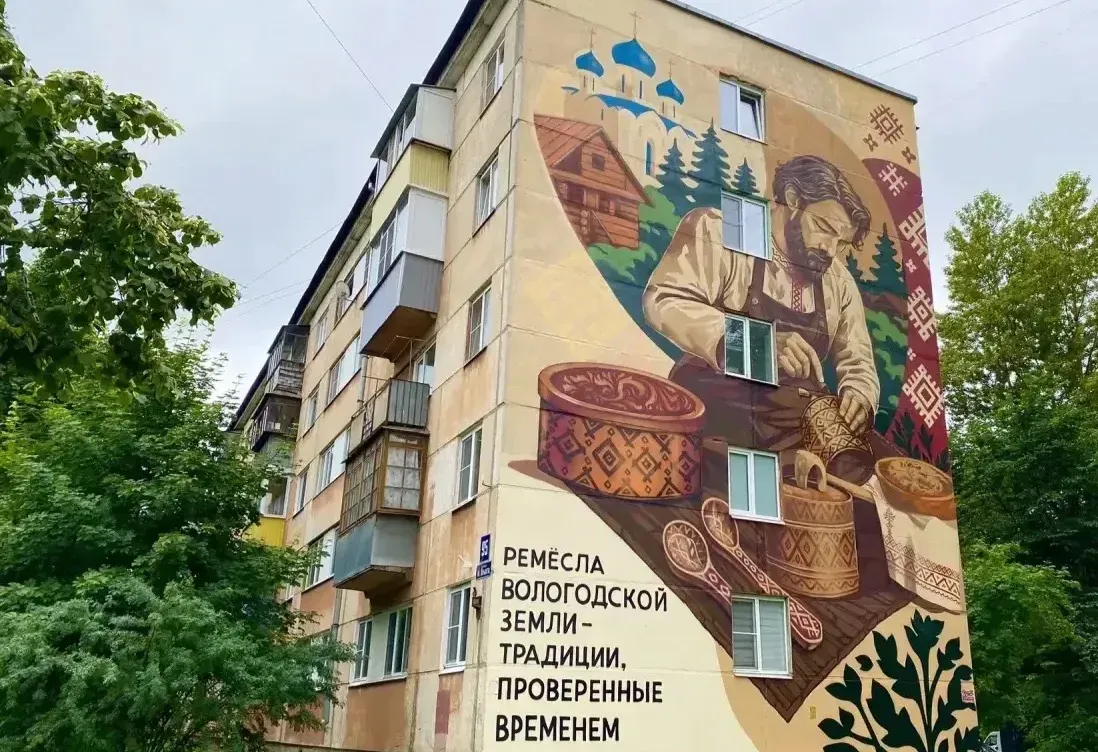 В Вологодской области завершили создание мурала о ремесленниках Русского Севера