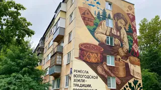 В Вологодской области завершили создание мурала о ремесленниках Русского Севера