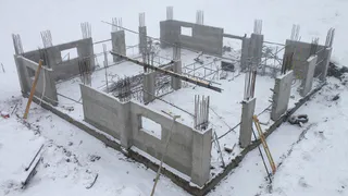 Залейте не камни, а утеплитель: отмостка с «пенным» материалом — и фундамент точно больше не мерзнет