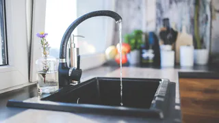 Запомните эти 2 хитрости: смеситель больше не покроется брызгами воды и налетом
